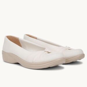 Bzees Women's Paige Washable Round Toe Slip Ons In Sugar Cream Shim